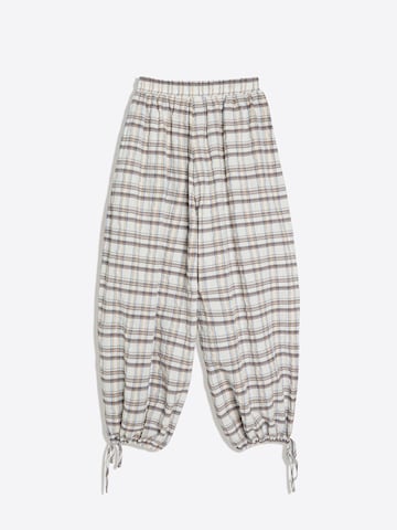 Barrel Pantaloni de la Bershka pe alb