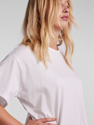 PIECES - Camiseta talla grande 'Rina' en blanco