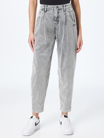 Gang Tapered Pleat-Front Pants 'Silvia' in Grey: front