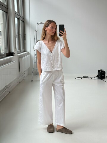 ABOUT YOU x Marie von Behrens Blus i vit