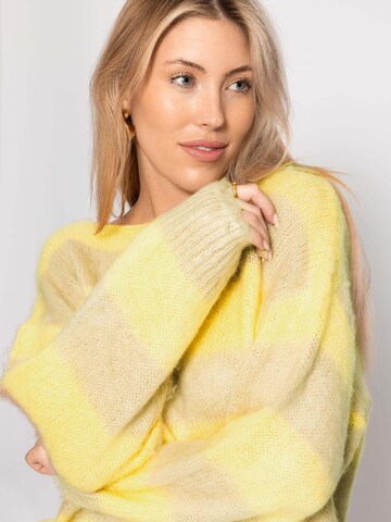SASSYCLASSY Sweater in Yellow