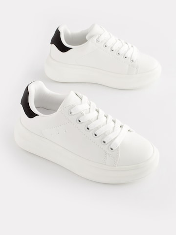 Baskets Next en blanc