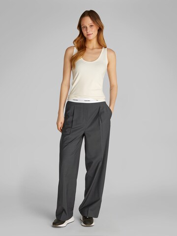 Calvin Klein Zvonové kalhoty Kalhoty se sklady v pase – šedá