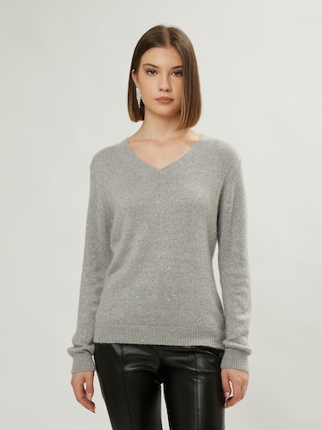 Pullover di Influencer in grigio: frontale