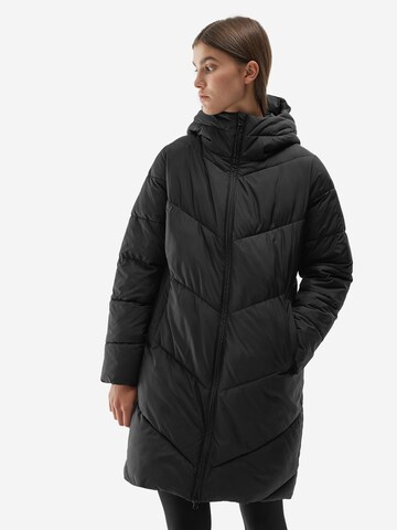 4F Winter Coat in Black: front