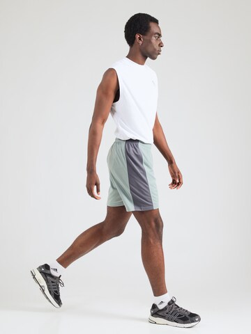 regular Pantaloni sportivi 'Challenger' di UNDER ARMOUR in verde