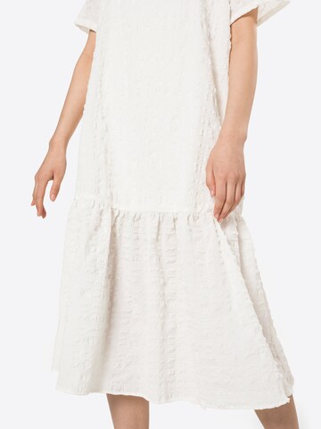 JUST FEMALE Sukienka 'Soffia' w kolorze biały