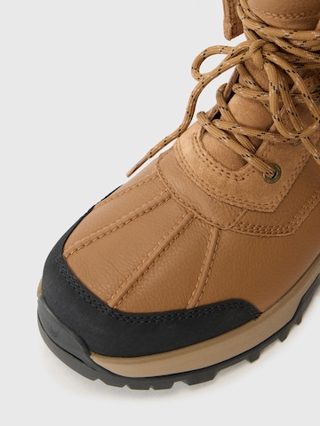 brūns UGG Klasiskie šņorzābaki 'Adirondack XXV'