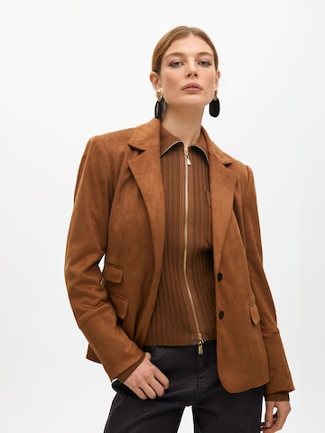 Lola Casademunt Blazers in Bruin