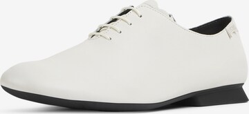 Chaussure à lacets ' Casi Myra ' CAMPER en blanc : devant