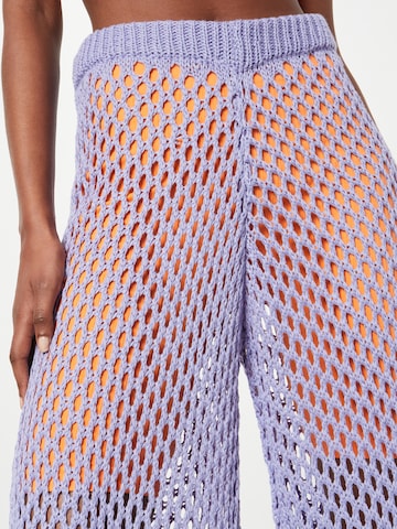 Wide leg Pantaloni 'LIVEWIRE' di The Ragged Priest in lilla