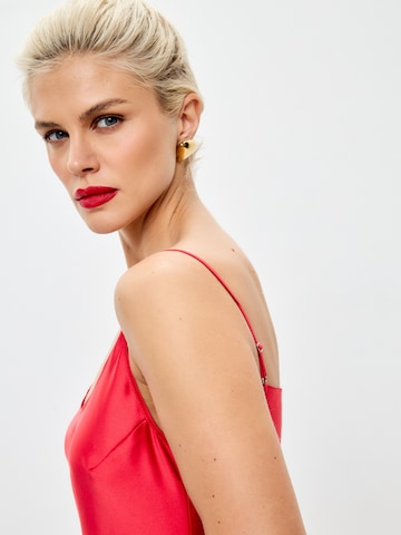 Robe 'Below the knee satin slip dress 'Grace'' Serena Silueta en rouge