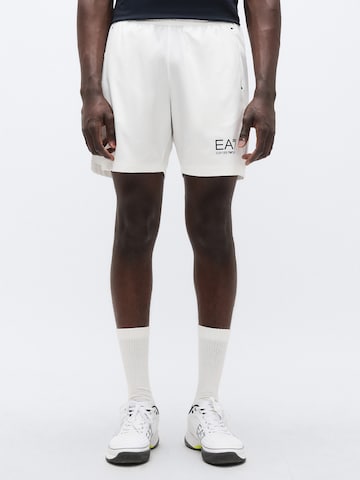 Largi Pantaloni sport de la EA7 Emporio Armani pe alb: față