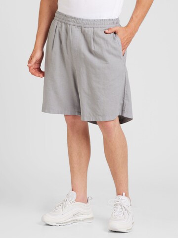 TOPMAN Wide leg Pleat-front trousers in Grey: front