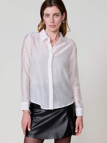 KOROSHI - Blusa em branco: frente