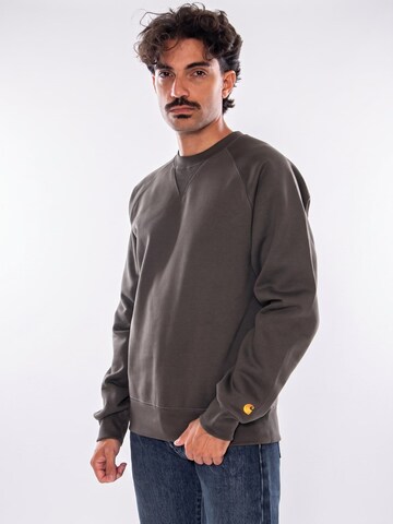 Carhartt WIP Sweatshirt 'CHASE' in Bruin