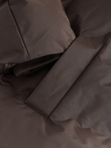 Next Mantel in Braun