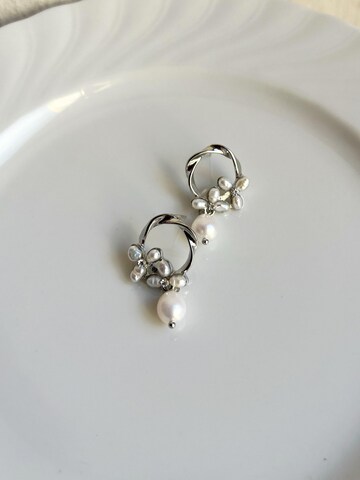 Kamakula Earrings 'Floral Pearl' in Silver