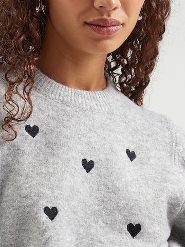 VILA - Jersey 'VIHEART' en gris