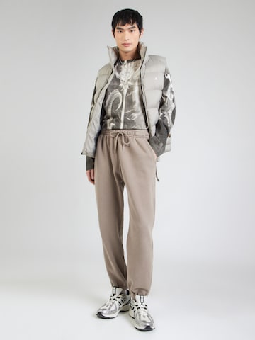 Abercrombie & Fitch Дънки Tapered Leg Панталон 'ESSENTIAL' в кафяво