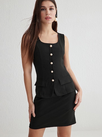 Trendyol Kleit, värv must: eest vaates