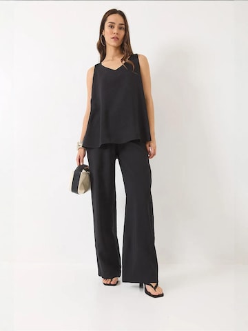 Completo pantalone di Bianco Lucci in nero: frontale