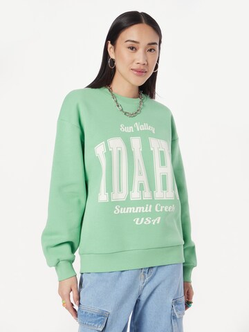 Gina Tricot Sweatshirt 'Riley' in Green: front