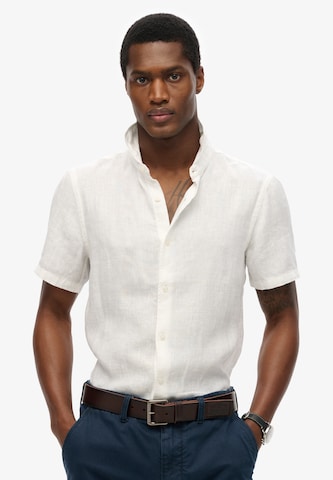 Coupe regular Chemise 'Vacation' Superdry en blanc : devant