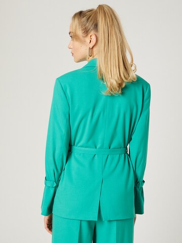 Blazer 'Ruby' di Hoermanseder x About You in verde