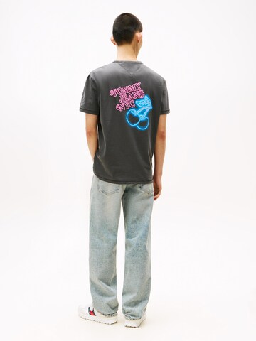Tommy Jeans T-shirt 'NOVELTY FAIR' i svart: framsida