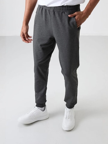 Pantaloni sportivi di Tommy Life in grigio: frontale
