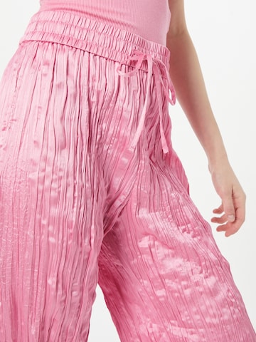 Monki - Pierna ancha Pantalón en rosa