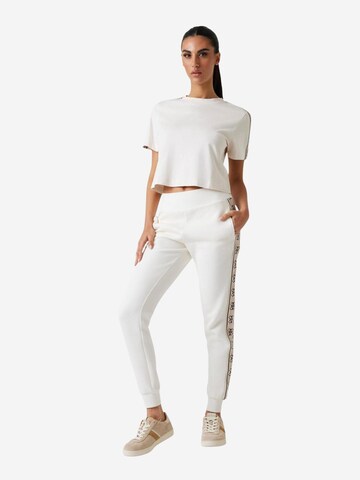 Top 'BRITNEY CROP TEE V3RI08 I3Z14' di GUESS in beige
