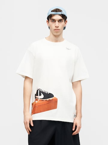 Tricou de la Nike Sportswear pe bej: față