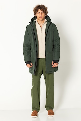 Ron Tomson Wintermantel, Model trägt Größe M in Grün