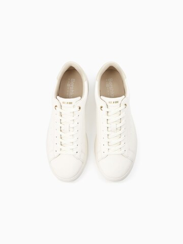 Baskets basses Bershka en blanc