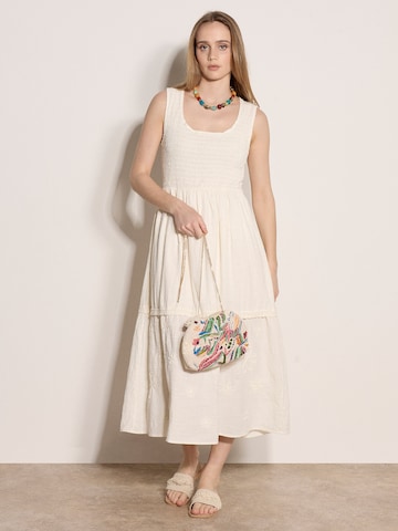Robe ' ' Apricot en beige