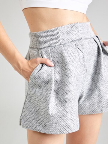 Nike Sportswearregular Hlače s naborima - siva boja