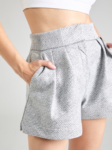 Regular Pantalon à pince Nike Sportswear en gris