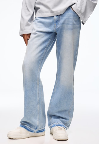 Flared Jeans di Bershka in blu: frontale
