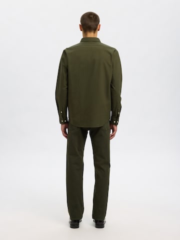 Coupe regular Chemise 'SLHRICK' SELECTED en vert
