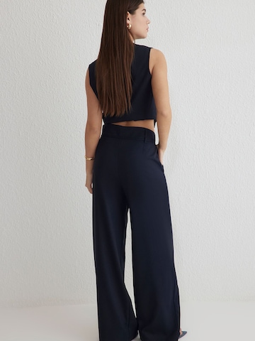 Largi Pantaloni cutați de la Trendyol pe albastru