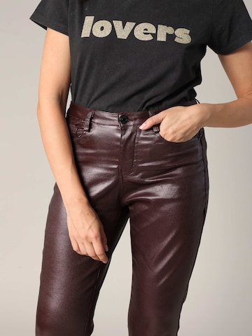 Coupe slim Pantalon 'Lysie' Deeluxe en rouge
