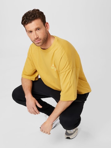 Nike Sportswear T-shirt i gul