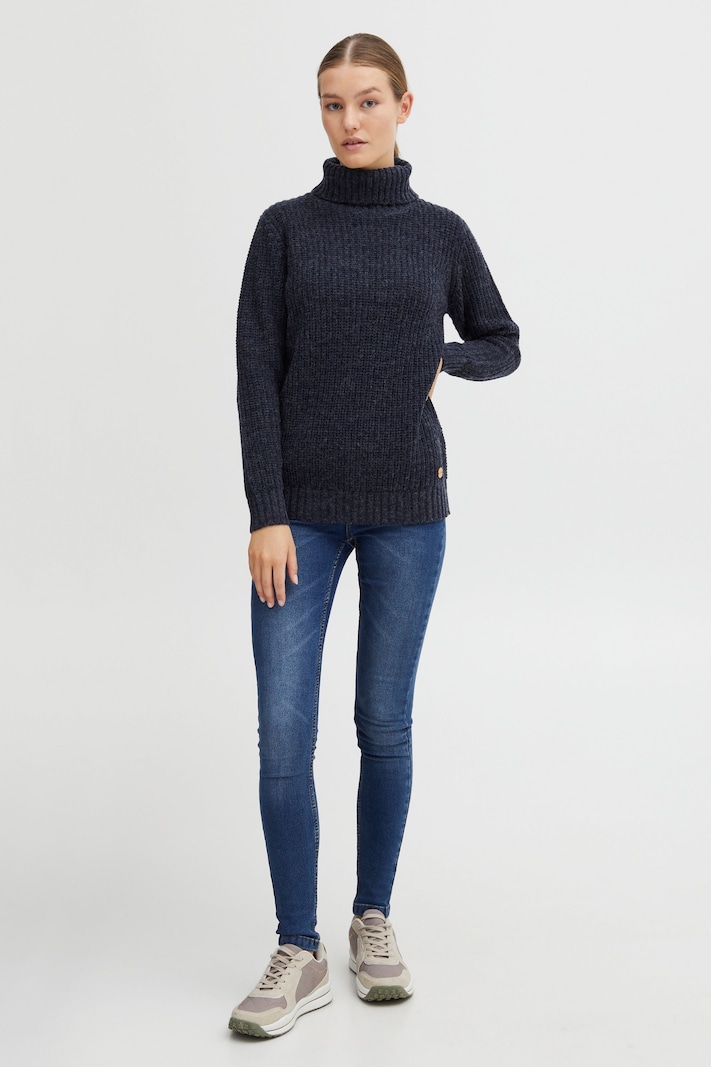 Navy chunky knit sweater with skinny jeans