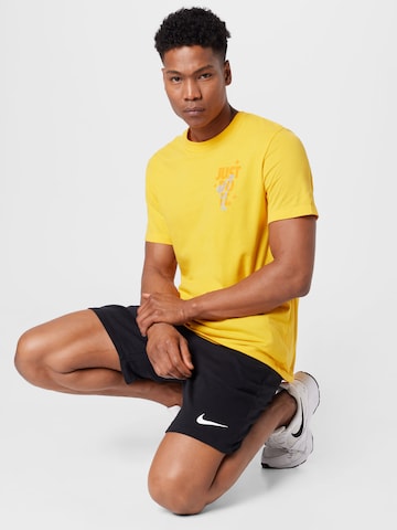 NIKE Sportshirt 'Story Pack' in Gelb