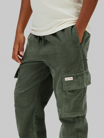 Regular Pantalon Calvin Klein Jeans en vert