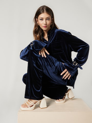 Hoermanseder x About You Blouse 'Alina' in Blue