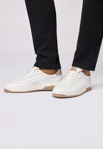 Baskets basses ROY ROBSON en blanc : devant