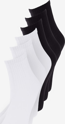 Trendyol Sukat värissä musta: etupuoli